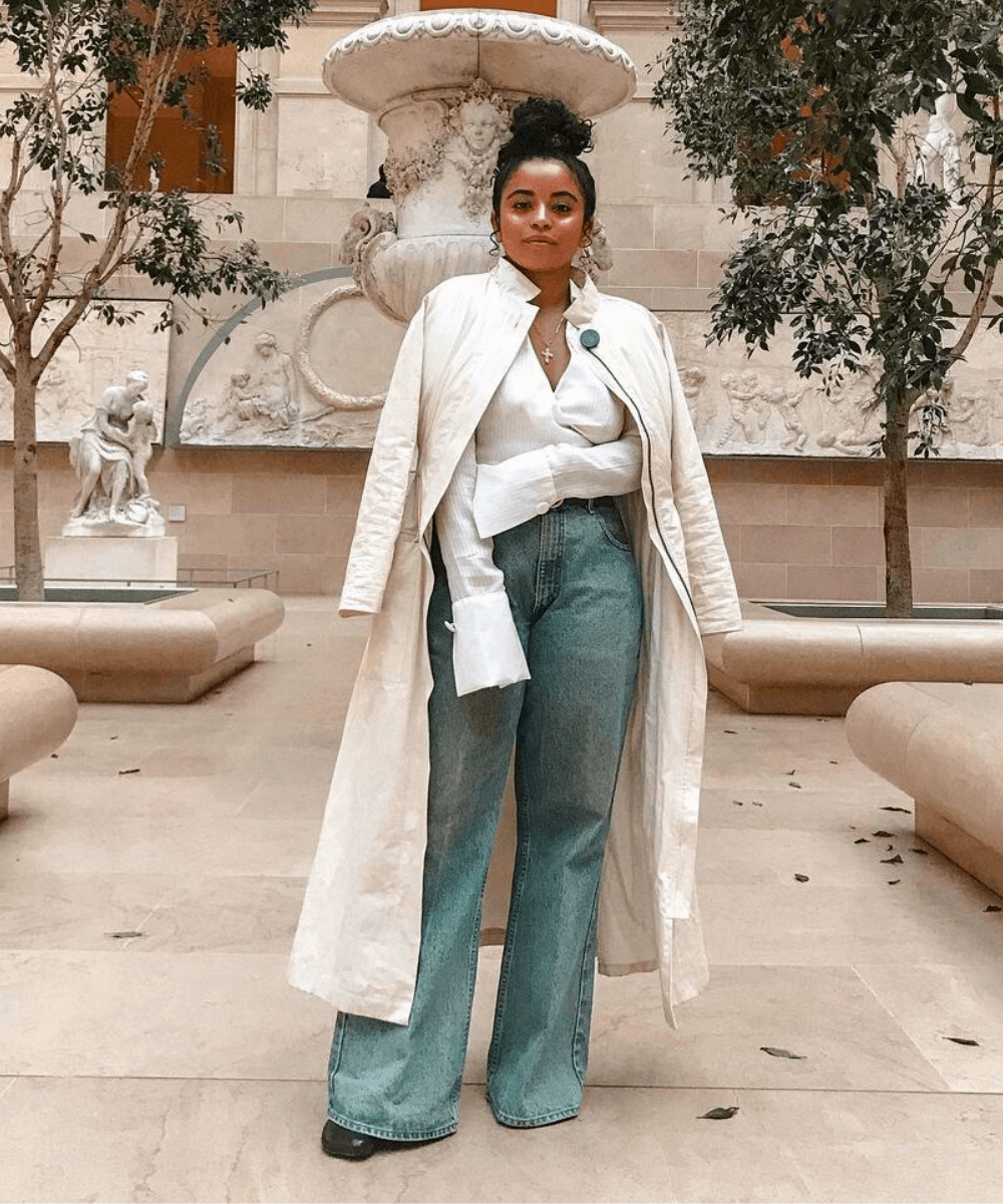 Veronica Bonilla - camisa com trench coat e calça jeans wide leg - calça jeans - Inverno 2022 - na rua - https://stealthelook.com.br