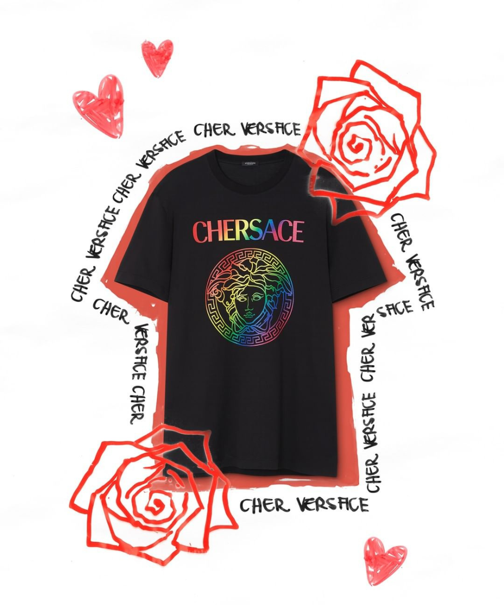 'Chersace' - t-shirt estampada com o logo 'chersace' - lançamentos de moda - Verão - foto de uma camiseta preta com desenhos na imagem - https://stealthelook.com.br