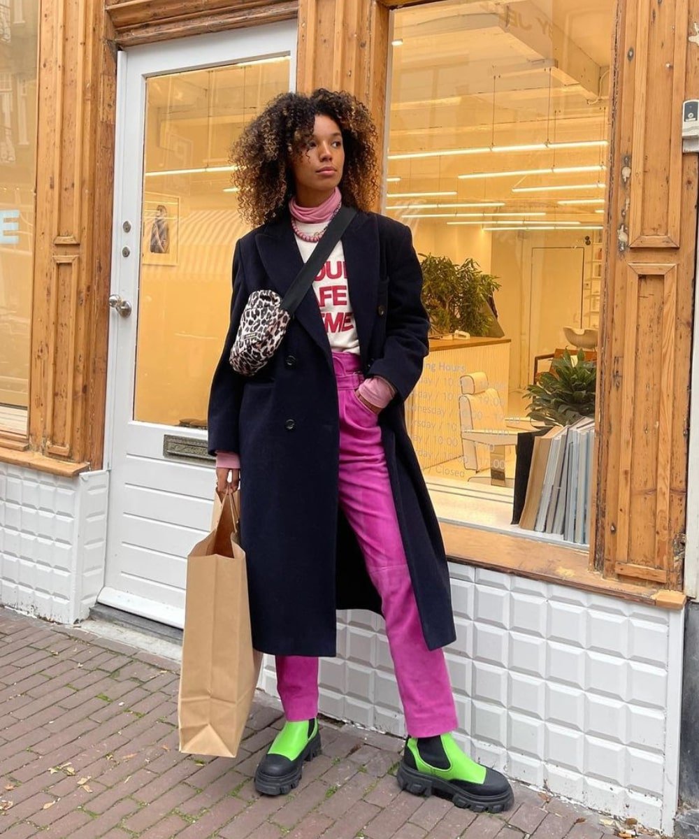 Fia Hamelijnck - calça rosa, moletom, casaco preto e botas verdes - looks com moletom - Inverno  - em pé na rua - https://stealthelook.com.br