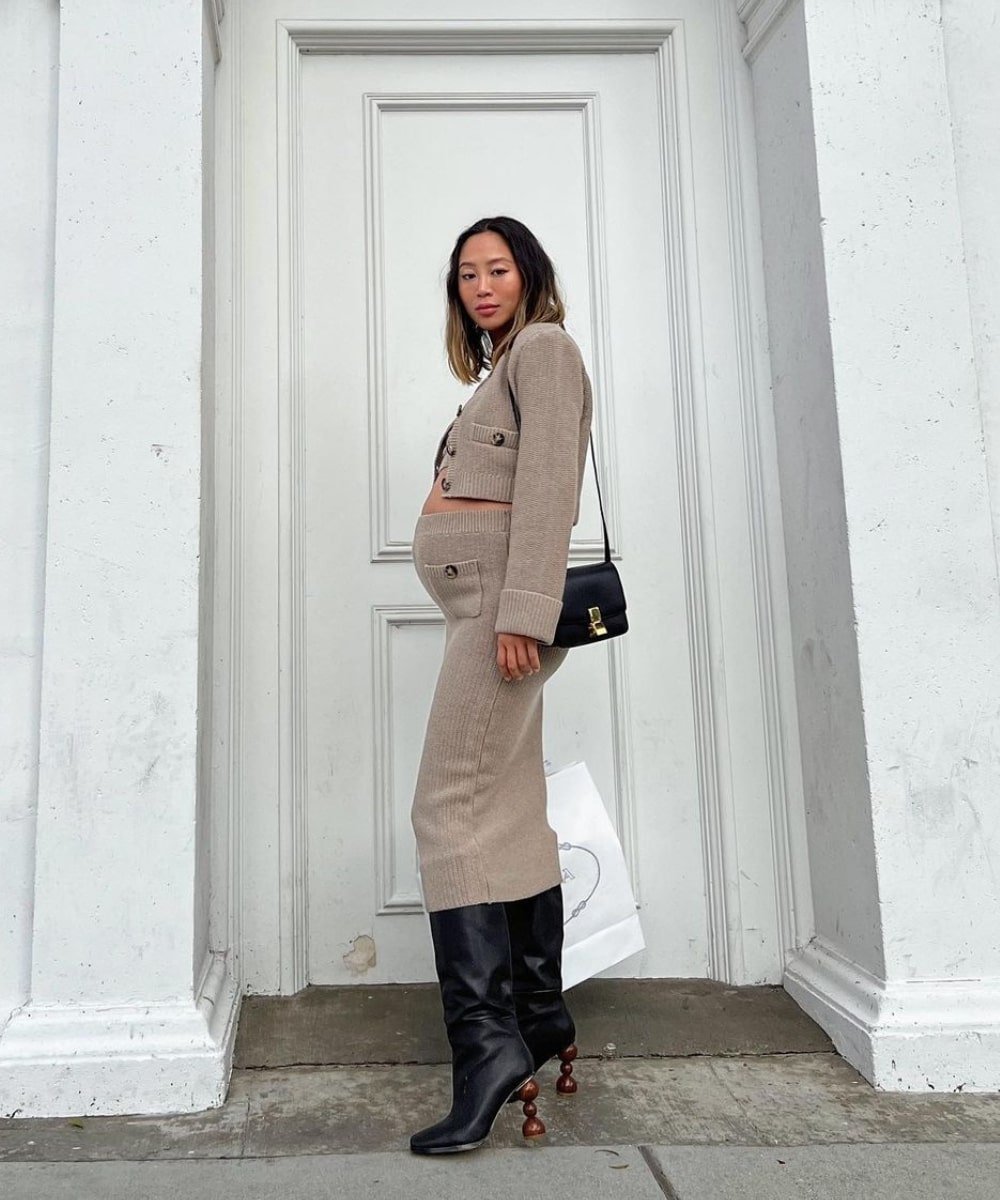Aimee Song - saia de trico midi, casaqueto e botas de cano longo - looks com saia - Inverno  - em pé na rua - https://stealthelook.com.br