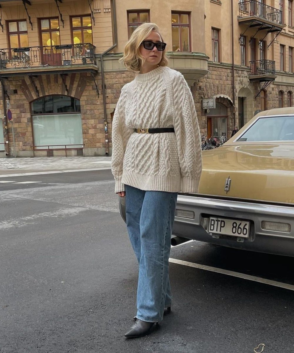 Fanny Ekstrand Tourneur - calça jeans, bota western e trico off white - looks de festa junina - Inverno  - andando na rua - https://stealthelook.com.br