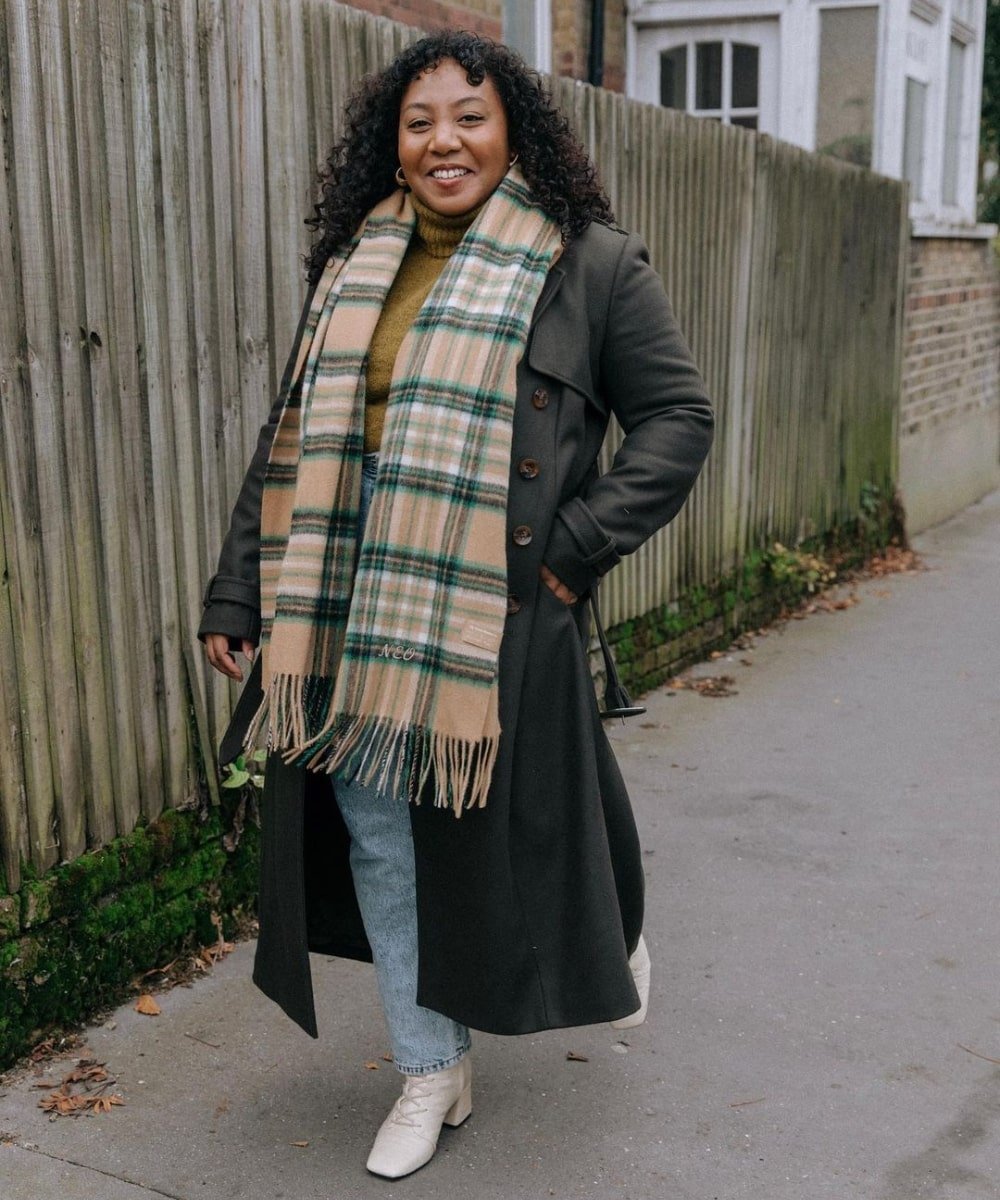 Nicole Ocran - casaco longo, cachecol xadrez, calça jeans e botas brancas - looks de festa junina - Inverno  - andando na rua - https://stealthelook.com.br