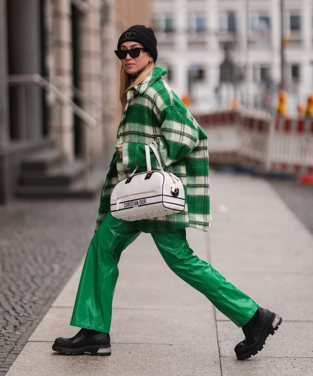 Sonia Lyson - calça jeans, shacket verde, gorro e bota preta - looks de festa junina - Inverno  - andando na rua - https://stealthelook.com.br