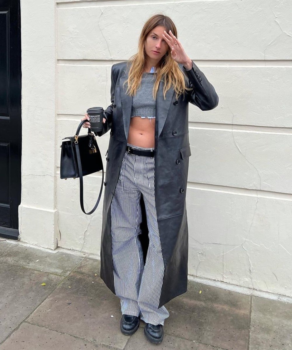 Camille Charriere - calça cinza cintura baixa, cropped trico e casaco longo - tendências dos anos 2000 - Inverno  - em pé na rua - https://stealthelook.com.br