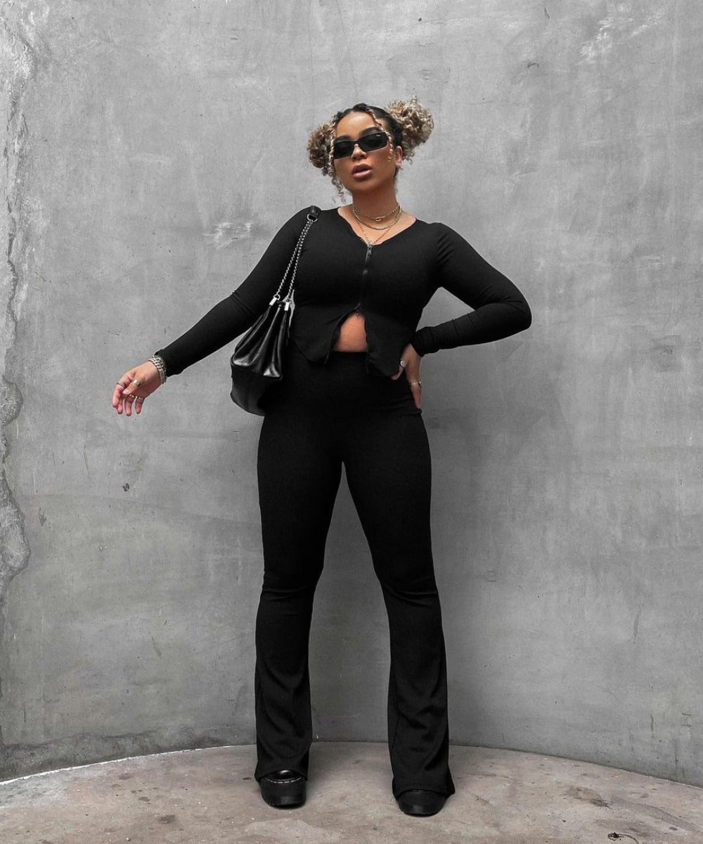 Vanessa Daniels - calça preta, pin top preto e coturno - tendências dos anos 2000 - Outono - em pé na rua usando óculos de sol - https://stealthelook.com.br