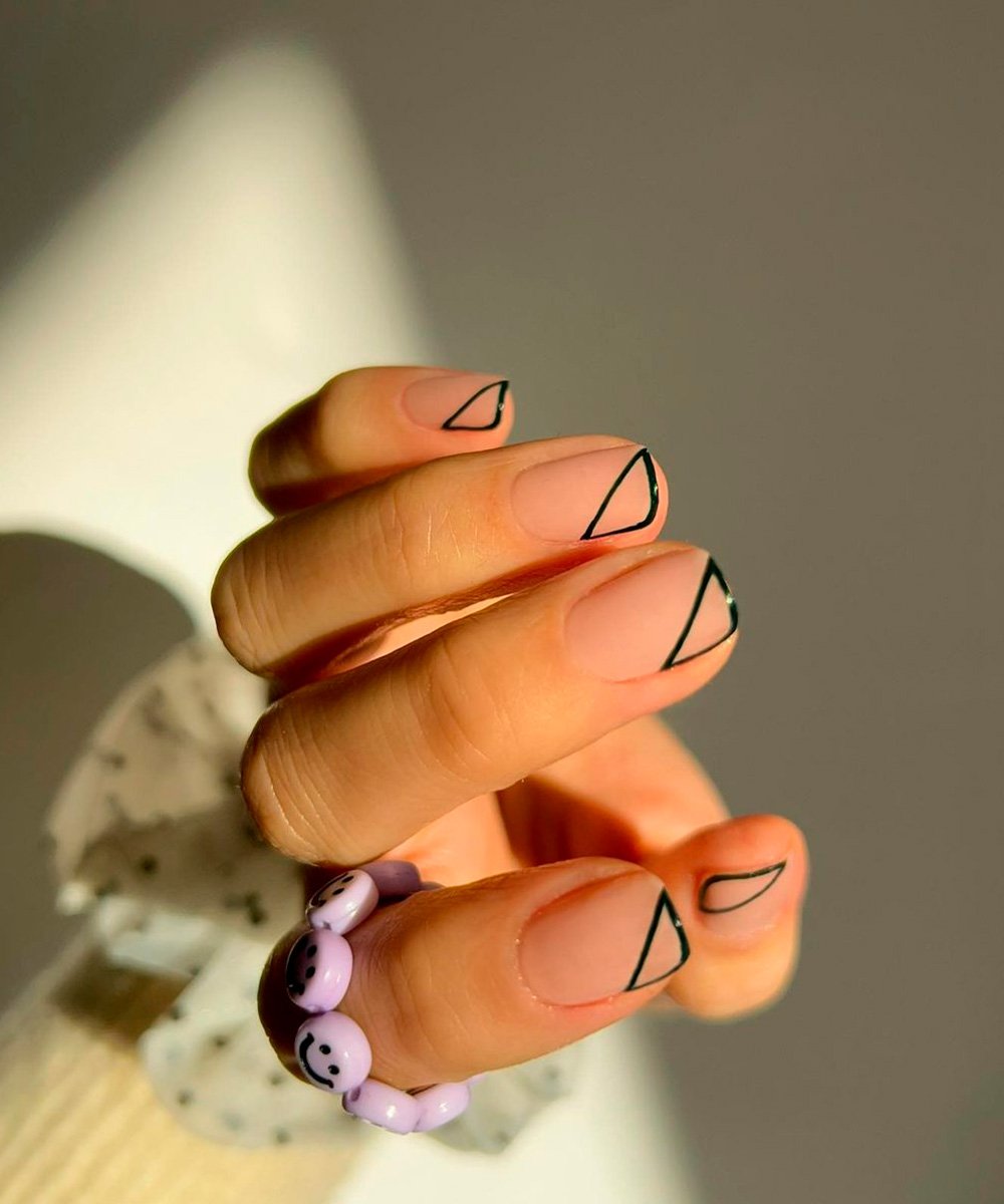  nail art minimalista com traços