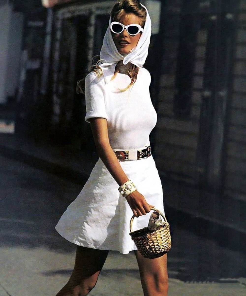 Claudia Schiffer - minissaia branca, blusa branca, óculos e lenço na cabeça - Old Money - Verão - andando na rua - https://stealthelook.com.br