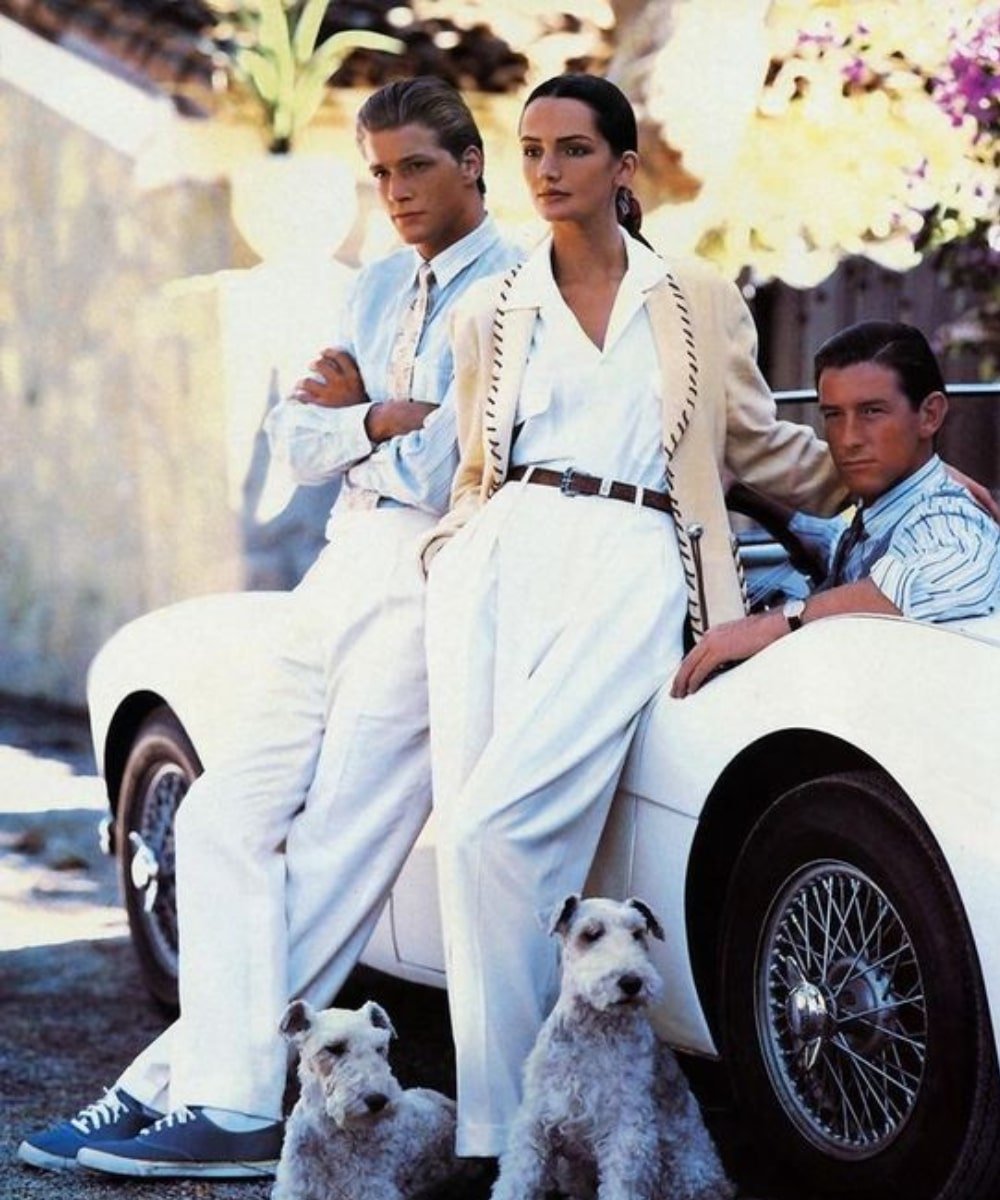 Campanha Ralph Lauren de 1989 - roupas sociais de alfaiataria - Old Money - Verão - três pessoas e dois cachorros próximos a um carro branco - https://stealthelook.com.br