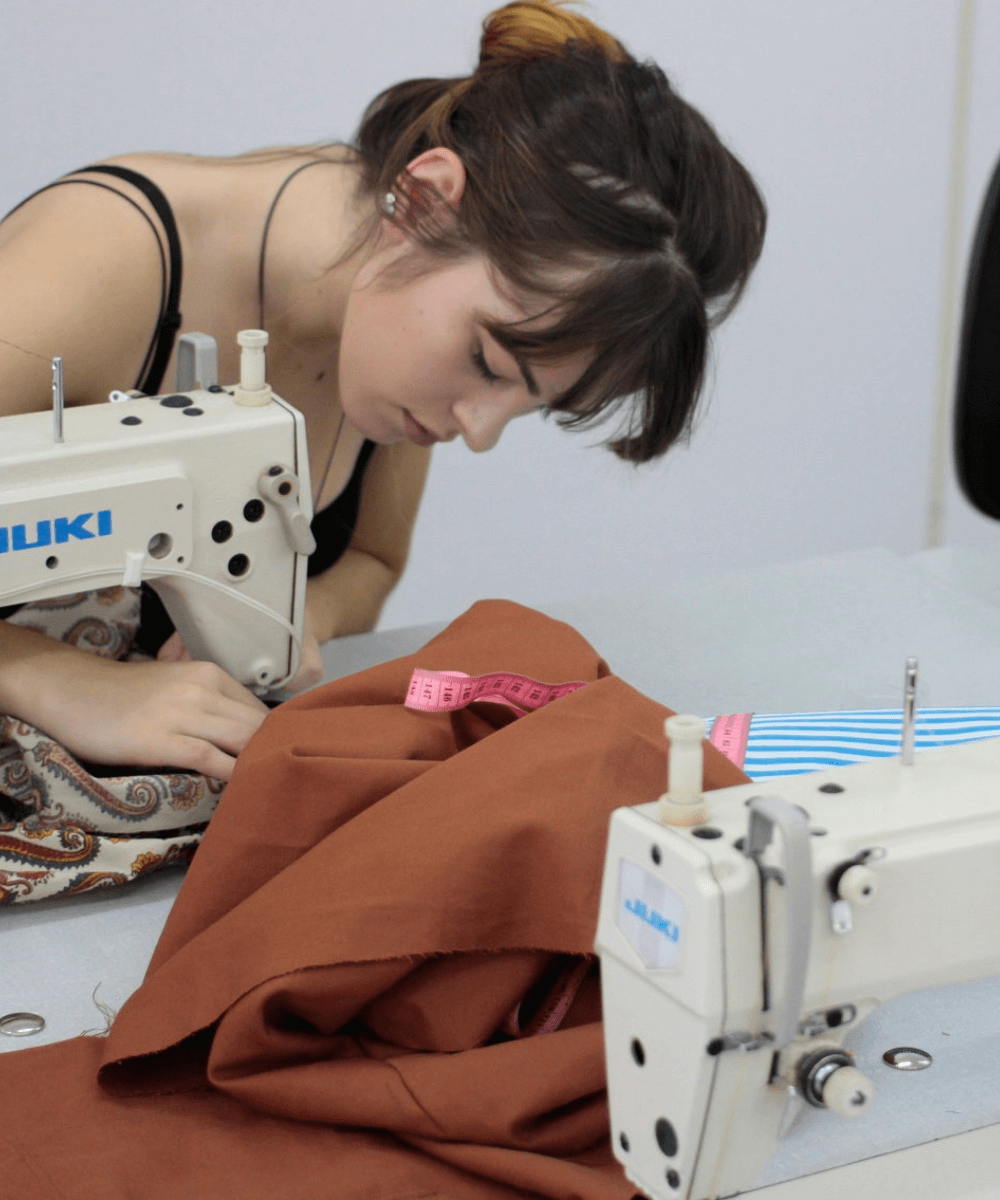 Bacharelado em Moda/UDESC - estudante de moda - carreira de moda - Inverno 2022 - laboratório de costura - https://stealthelook.com.br