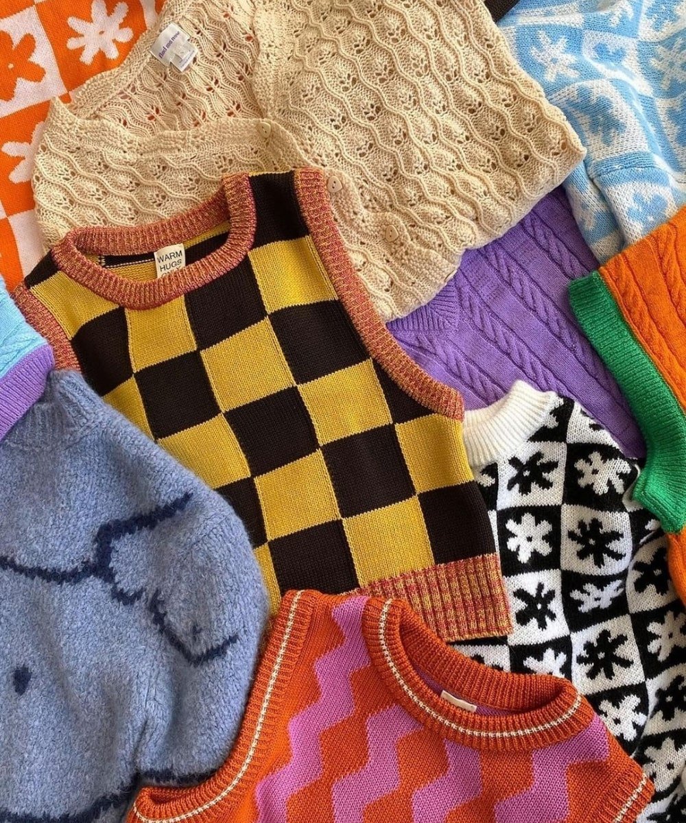 @lisasaysgah - coletes de tricô variados - lavar as roupas novas - Inverno  - estendidos no chão - https://stealthelook.com.br