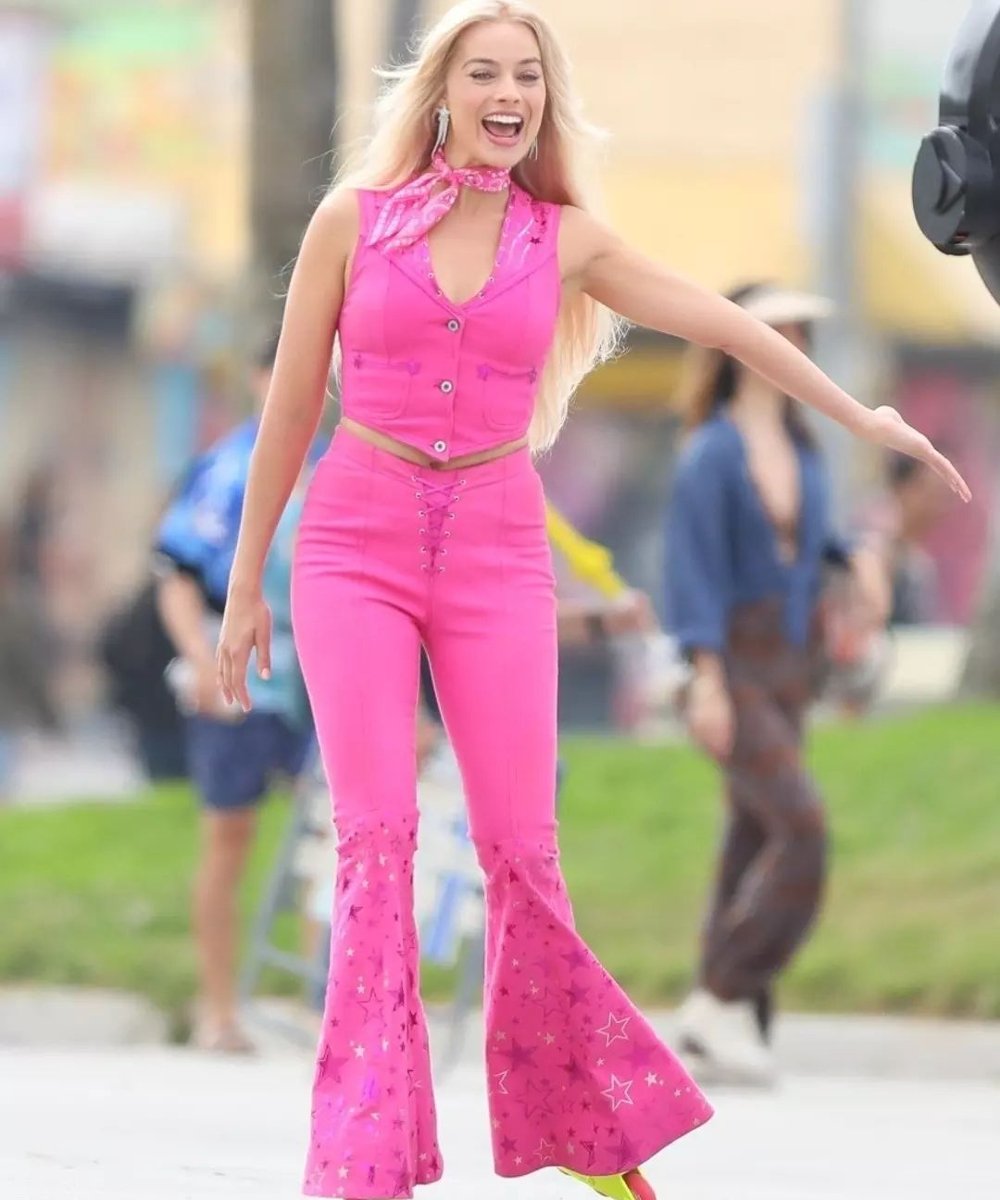 Roupa da Barbie: 40 looks cor de rosa usados por Margot Robbie