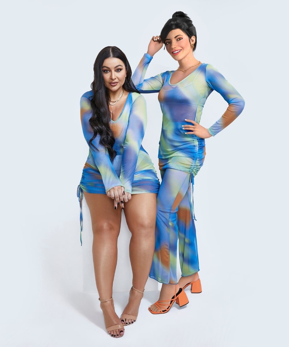 Letticia Munniz e Lu do Magalu - conjunto de tule estampado azul - lançamentos de moda - Outono - em pé em um fundo branco - https://stealthelook.com.br