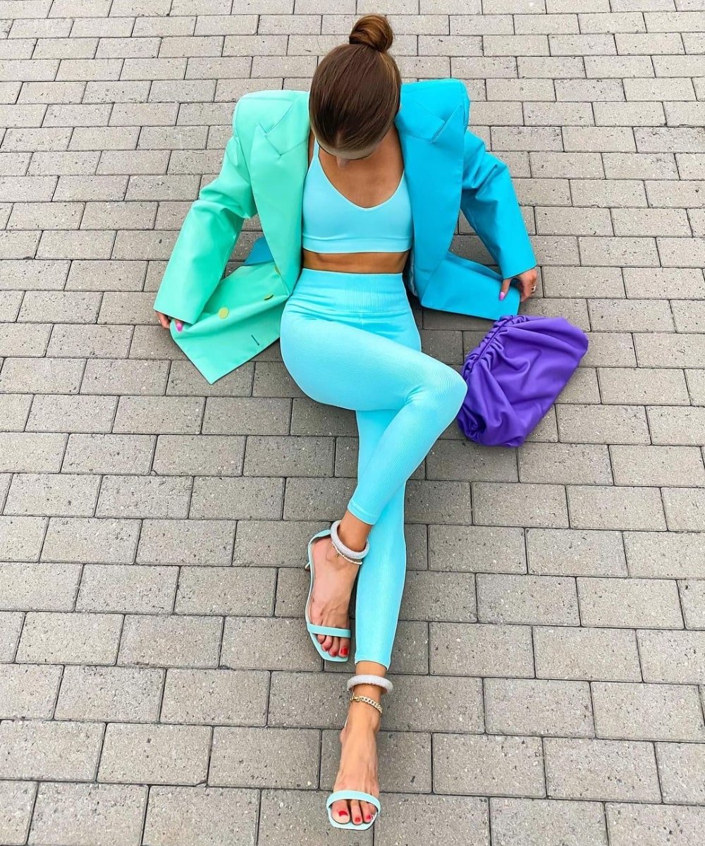 Nina Sandbech - calça legging azul, top azul, blazer e scarpin - calça legging colorida - Outono - sentada na rua - https://stealthelook.com.br