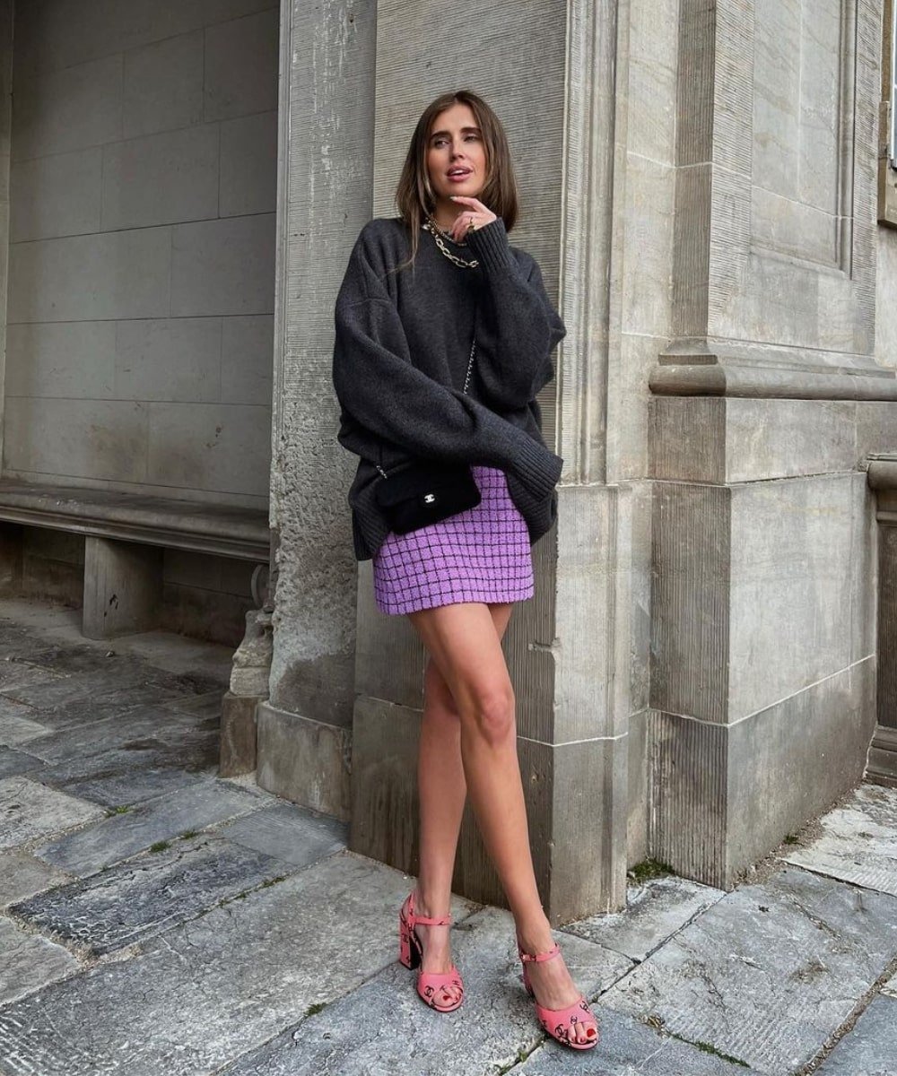 Darja Barannik - minissaia lilás xadrez e trico cinza - looks com xadrez - Inverno  - em pé na rua - https://stealthelook.com.br