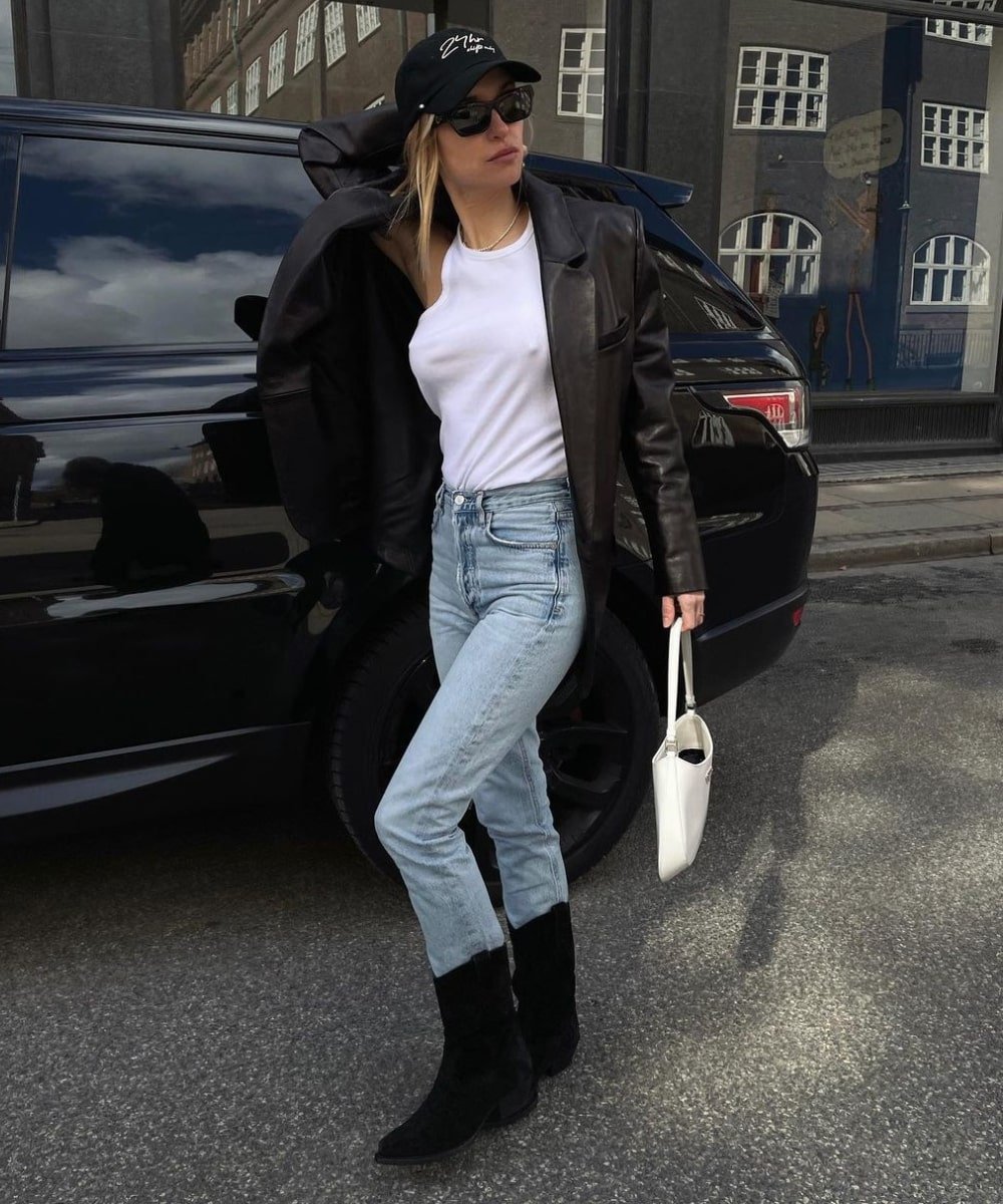Pernille Teisbaek - calça jeans skinny, regata branca, blazer preto, botas western e boné - calça jeans skinny - Outono - andando na rua - https://stealthelook.com.br