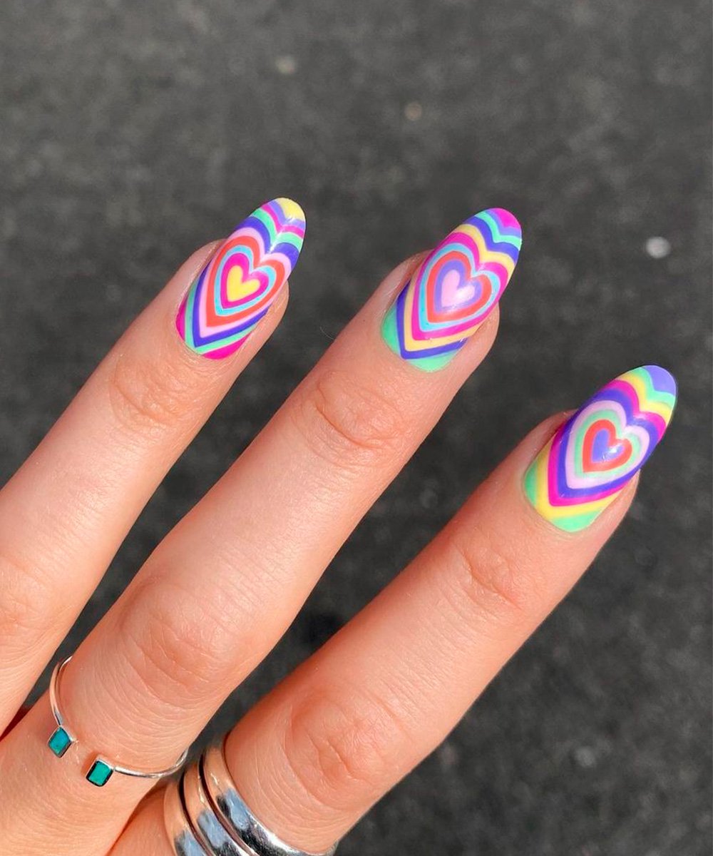 @nailsbyheathere - unhas-colorida-coraçao - nail arts românticas - verão - brasil - https://stealthelook.com.br