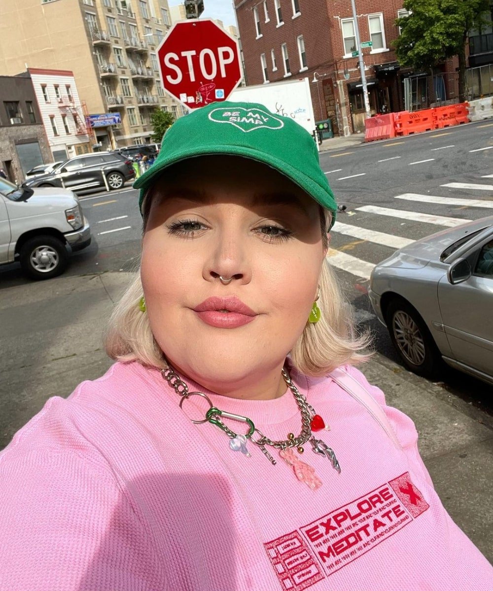 Abby Bible - bone verde e t-shirt rosa - Stranger Things - Verão - foto de rosto - https://stealthelook.com.br