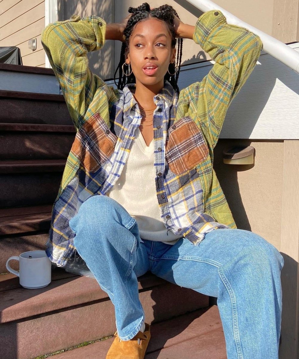 Claire Most - calça jeans, camisa xadrez e sapato ugg - Stranger Things - Outono - sentada em uma escada - https://stealthelook.com.br