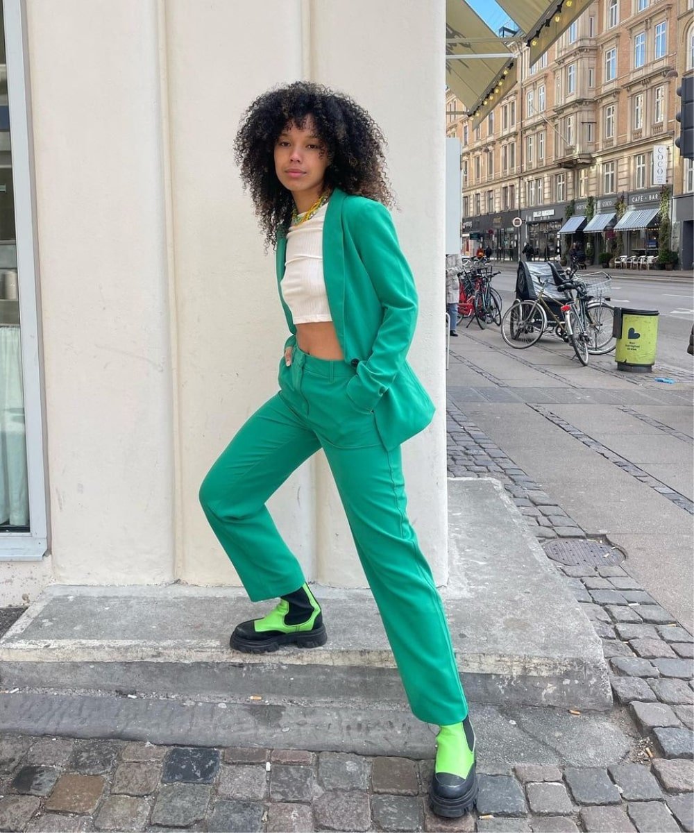 Fia Hamelijnck - terninho verde, tshirt branca e botas chelsea - Stranger Things - Primavera - em pé na rua - https://stealthelook.com.br