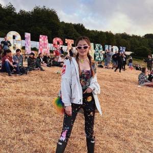 Os looks das celebridades e influencers no Festival de Glastonbury 2022