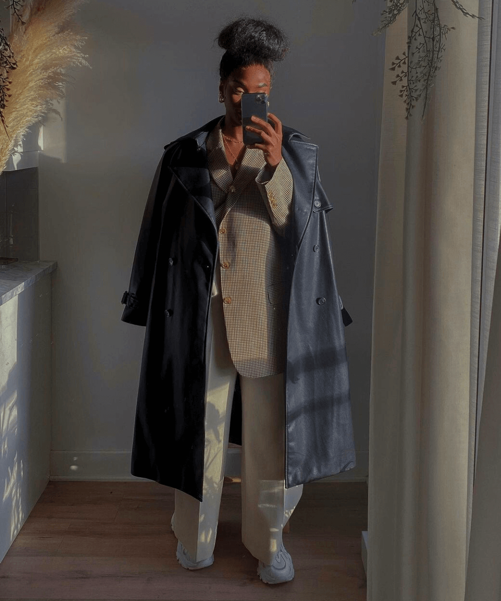 @diutoajoku - blazer com trench coat e calça com tênis - peças-chave de frio - Inverno 2022 - foto no espelho - https://stealthelook.com.br