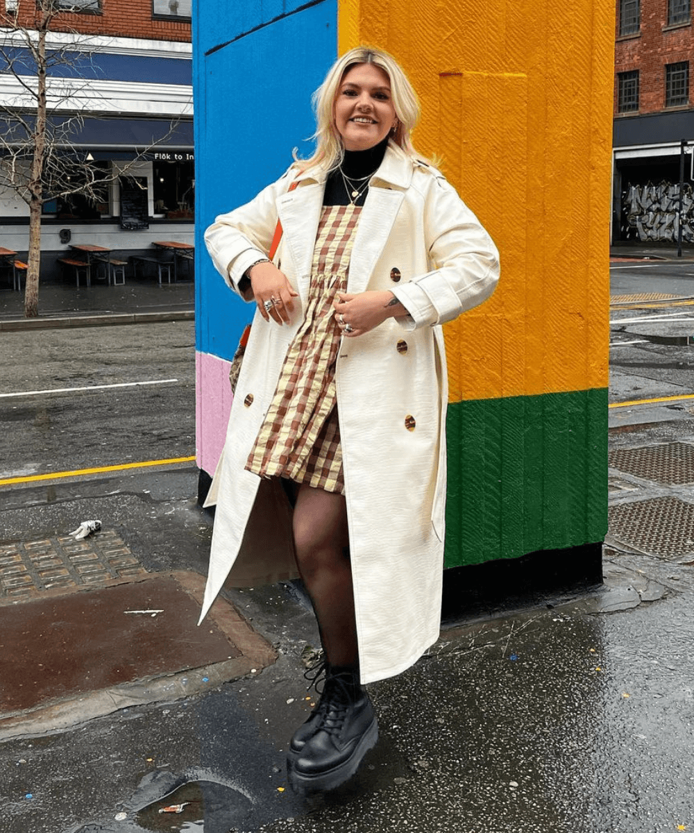 Libby Faulkner - blusa térmica com vestido e casaco - peças-chave de frio - Inverno 2022 - na rua - https://stealthelook.com.br