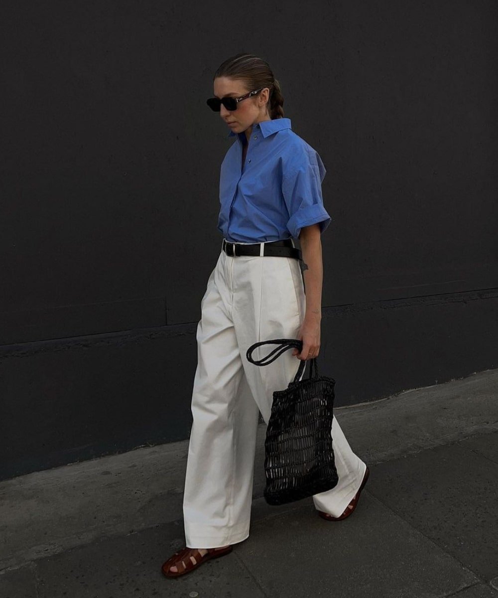 Brittany Bathgate - calça off white, camisa social azul e fisherman - looks novos - Outono - andando na rua usando óculos de sol - https://stealthelook.com.br