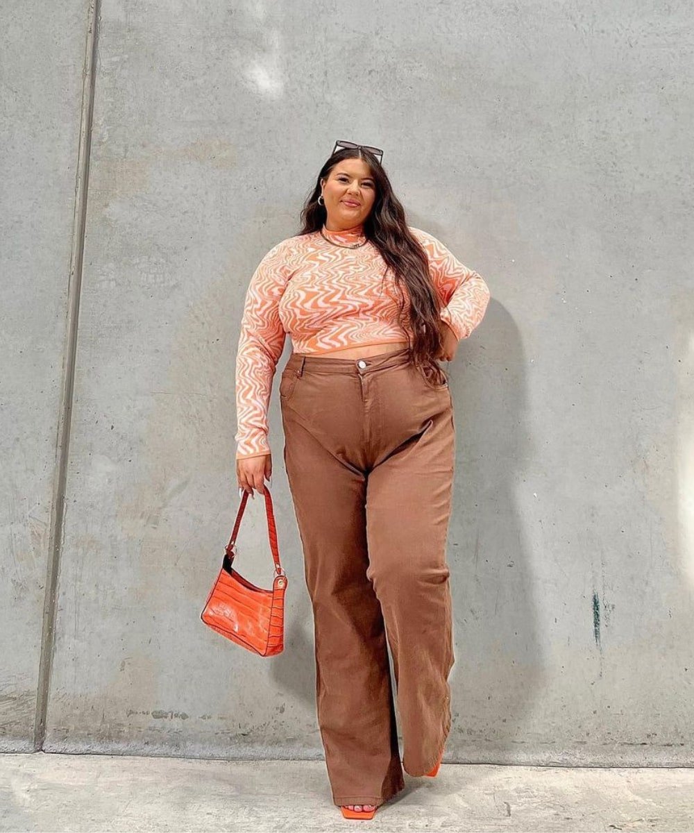 Alisha | @ajsecic - calça marrom, blusa psicodelica  - looks novos - Outono - em pé na rua - https://stealthelook.com.br