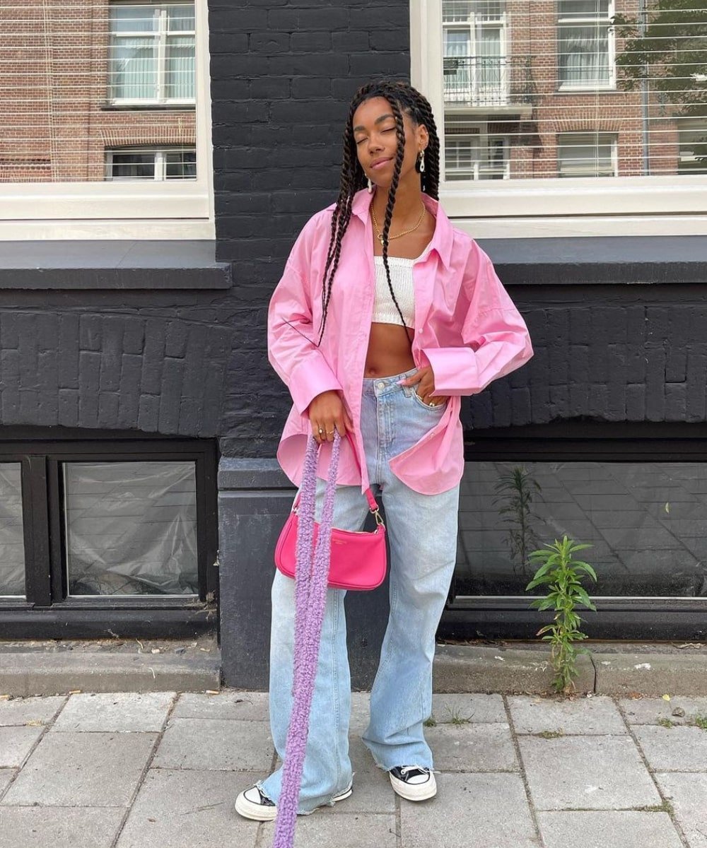 Amaka Hamelijnck - Calça jeans, top e camisa rosa - looks novos - Verão - em pé na rua - https://stealthelook.com.br