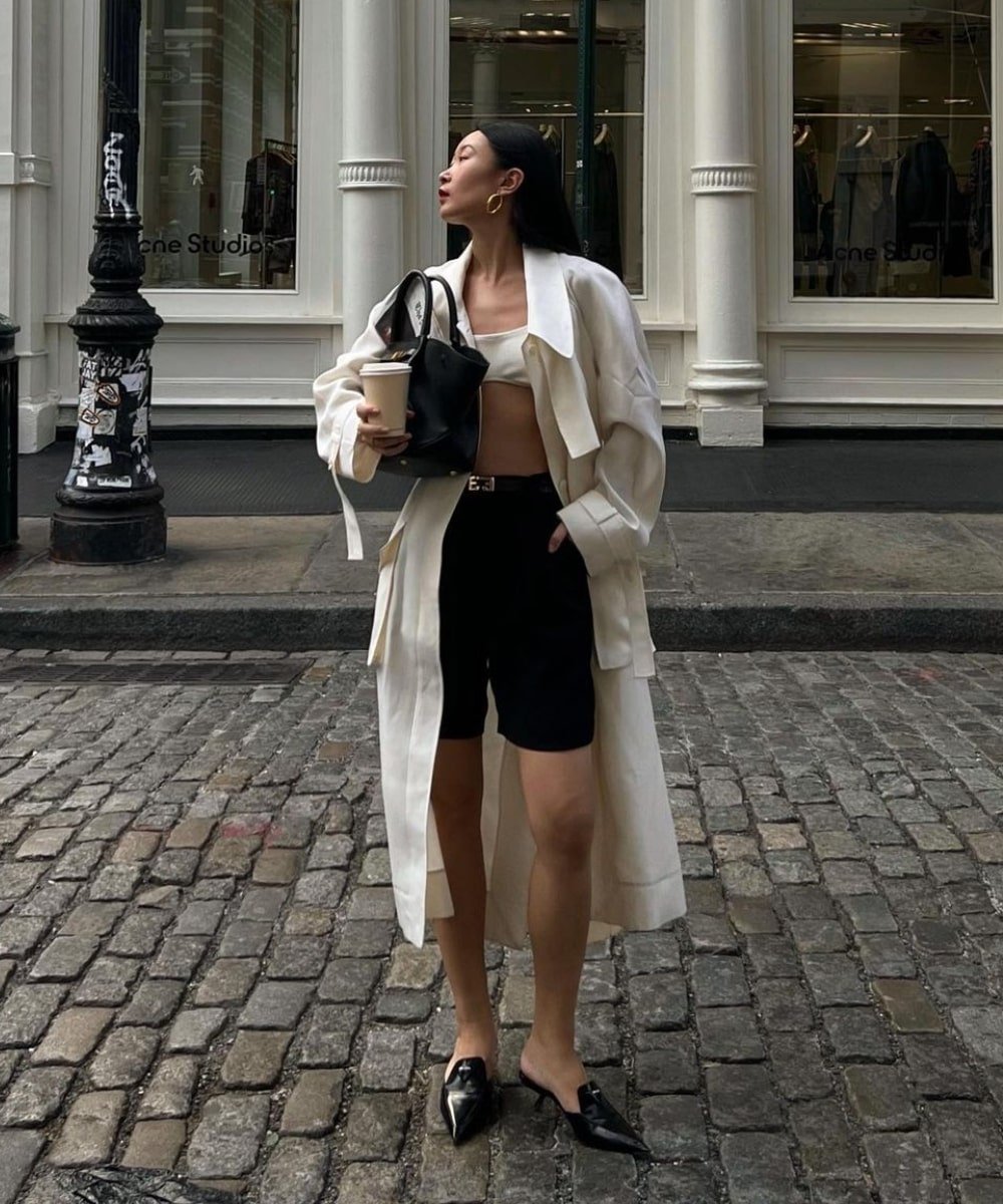 Caroline Lin - bermuda preta, top, trench coat - looks novos - Outono - em pé na rua - https://stealthelook.com.br