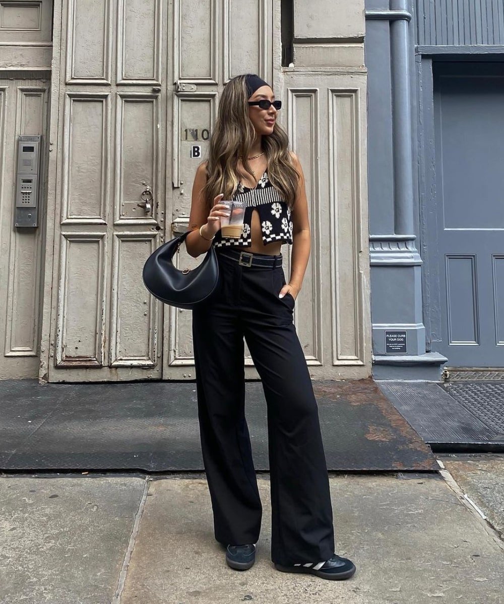 Kristy Wu - calça preta, cropped e mocassim - looks novos - Verão - em pé na rua usando óculos de sol - https://stealthelook.com.br