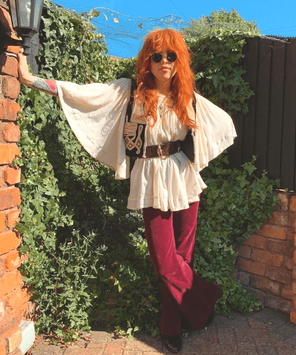 Gianna-Skye - blusa ampla com calça de veludo e colete - tendências dos anos 80 - Inverno 2022 - na rua - https://stealthelook.com.br