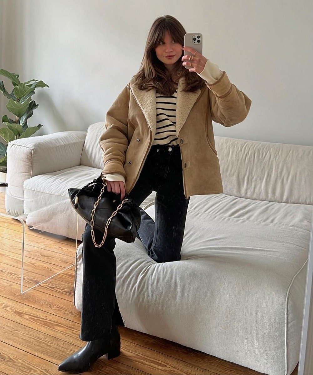 Laureen | @lolo_bravoo - calça preta, bota, blusa listrada e jaqueta - blusa estilosa - Inverno  - foto na frente do espelho - https://stealthelook.com.br