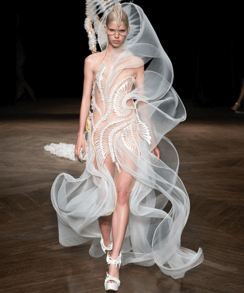Iris Van Herpen - criação Iris Van Herpen haute couture - tendências de moda - Inverno 2022 - desfile - https://stealthelook.com.br