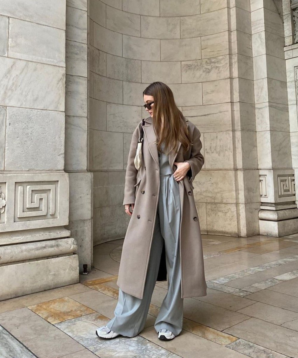 Michelle Rose Drumm - calça de alfaiataria, tenis, camisa e sobretudo cinza - casaco sobretudo - Inverno  - em pé na rua - https://stealthelook.com.br