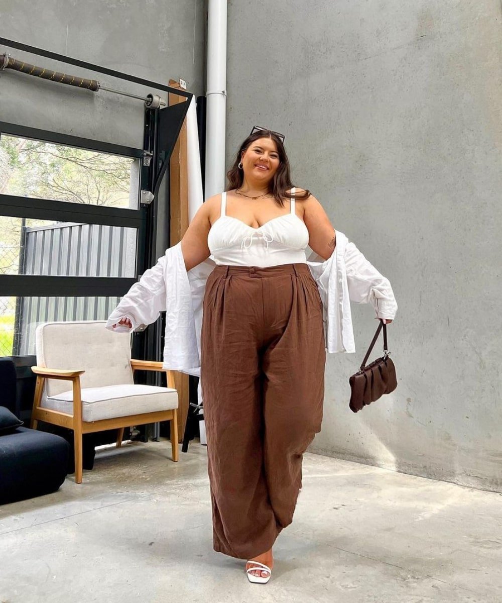 Alisha | @ajsecic - calça de alfaiataria marrom, cropped branco e camisa - peças de alfaiataria - Verão - em pé com os dois braços abertos - https://stealthelook.com.br