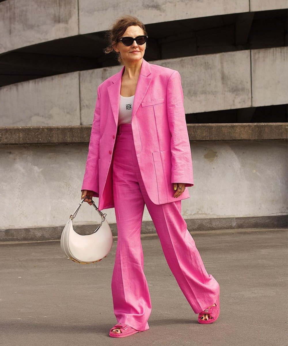 Renia Jaz - conjunto de alfaiataria rosa - peças de alfaiataria - Outono - andando na rua usando óculos de sol - https://stealthelook.com.br