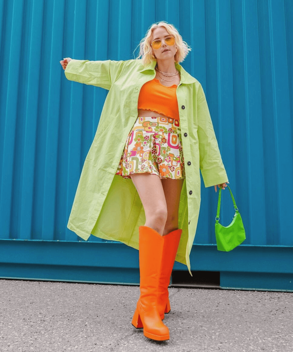 @lauraintechnicolor - cropped com saia e casaco com bota colorida - looks com bota - Inverno 2022 - na rua - https://stealthelook.com.br