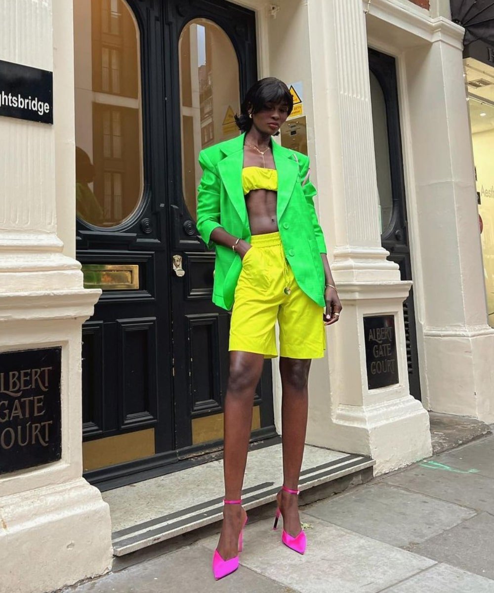 Amy Julliette Lefévre - conjunto de short e top amarelo neon, blazer verde e sandália rosa pink - modelos de sapatos - Verão - em pé na rua - https://stealthelook.com.br