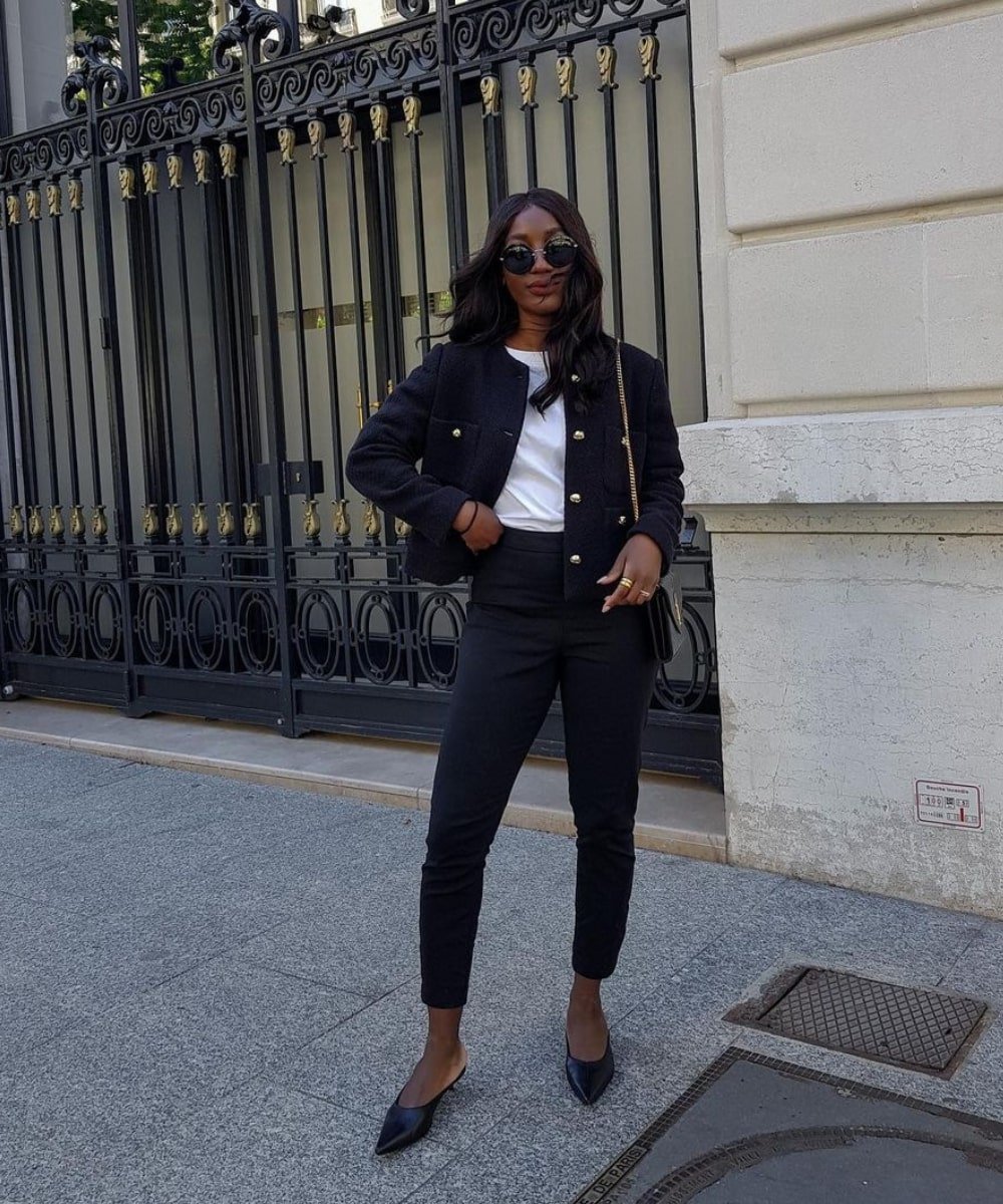 Aïda Badji Sané - calça skinny preta, tshirt branca e casaqueto - modelos de sapatos - Outono - em pé na rua usando óculos de sol - https://stealthelook.com.br