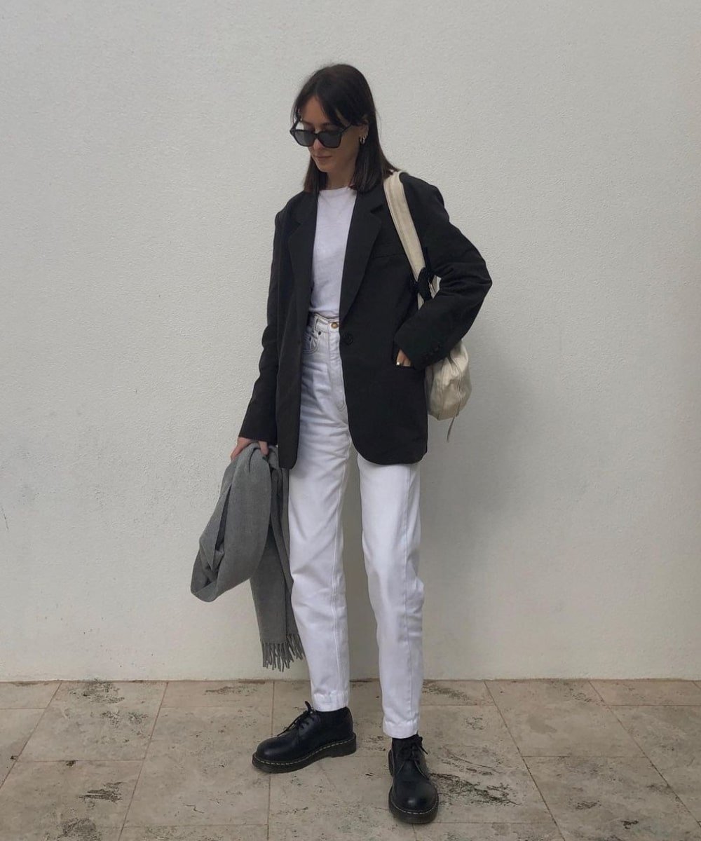 Jess Alizzi - calça branca, blazer, óculos e oxford preto - modelos de sapatos - Outono - em pé na rua - https://stealthelook.com.br