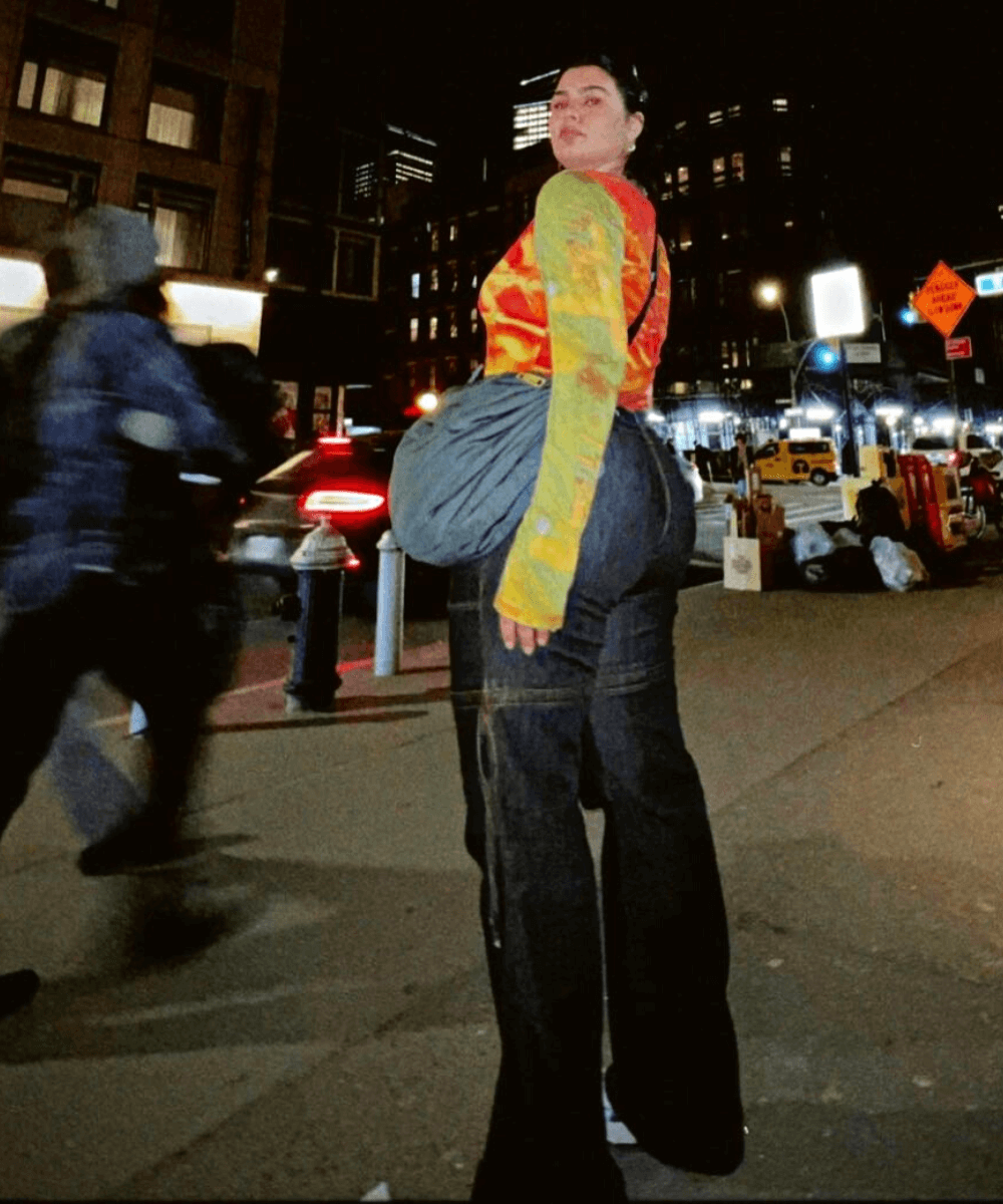 Bella Cohen - blusa de tule com calça jeans cargo - calças jeans - Inverno 2022 - na rua - https://stealthelook.com.br
