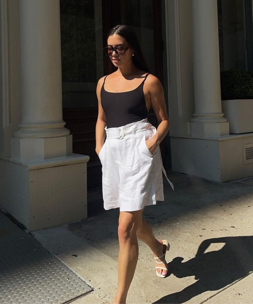 Sasha Mei - bermuda branca larga e regata preta lisa - look de verão - Verão - andando na rua usando óculos de sol - https://stealthelook.com.br