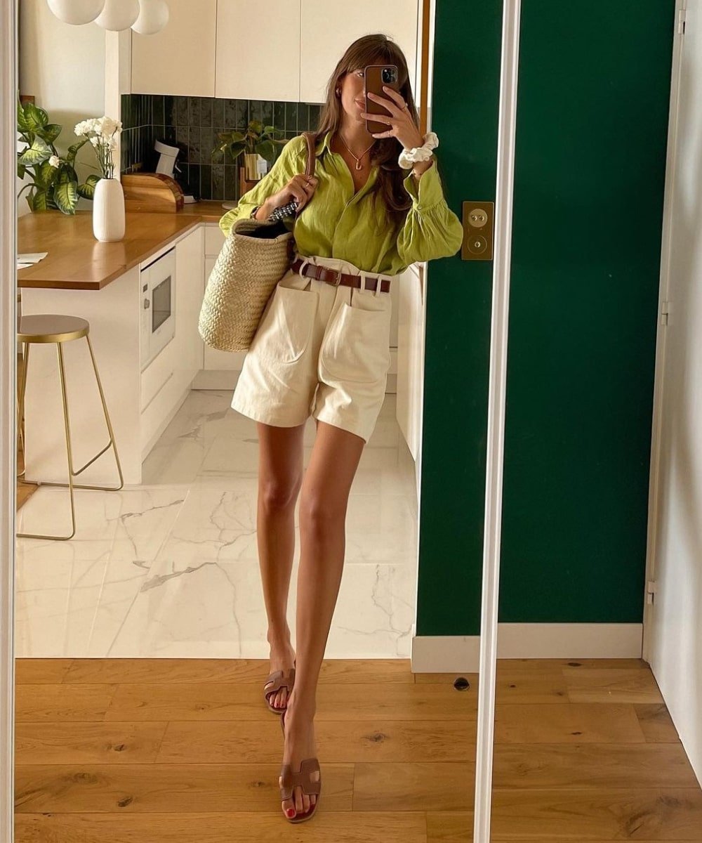 Julie Sergent Ferreri - bermuda branca, camisa verde e rasteirinha - look de verão - Verão - foto na frente do espelho - https://stealthelook.com.br