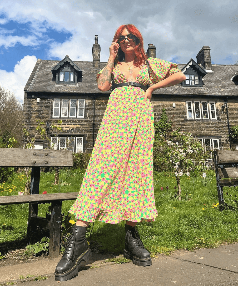 @chelsieannsmith - vestido floral com cinto e coturno - vestido estiloso - Verão 2023 - no campo - https://stealthelook.com.br