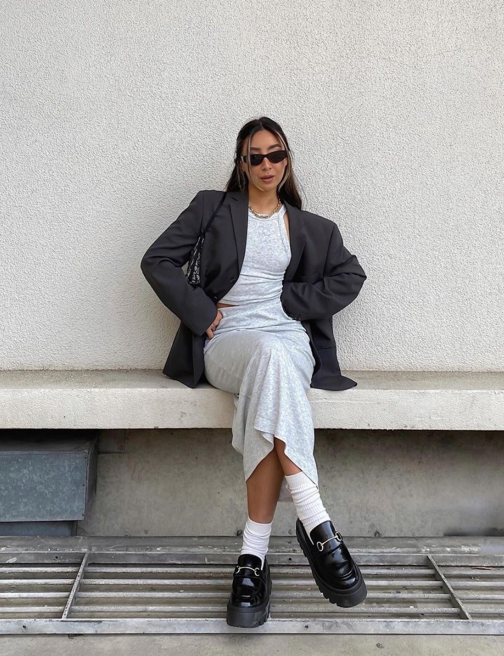 Kristy Wu - vestido mido off white, blazer cinza, mocassim e óculos escuros - looks com mocassim - Outono - sentada em um banco - https://stealthelook.com.br