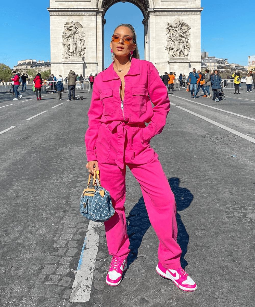 Romy D'Fonseca - macacão pink com tênis - modelos de macacão - Inverno 2022 - na rua - https://stealthelook.com.br