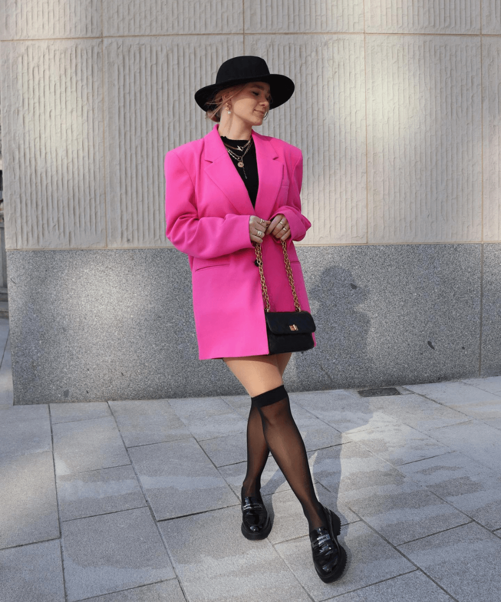 @_yvne - blazer pink com meia e mocassim tratorado - looks de inverno 2022 - Inverno 2022 - na rua - https://stealthelook.com.br