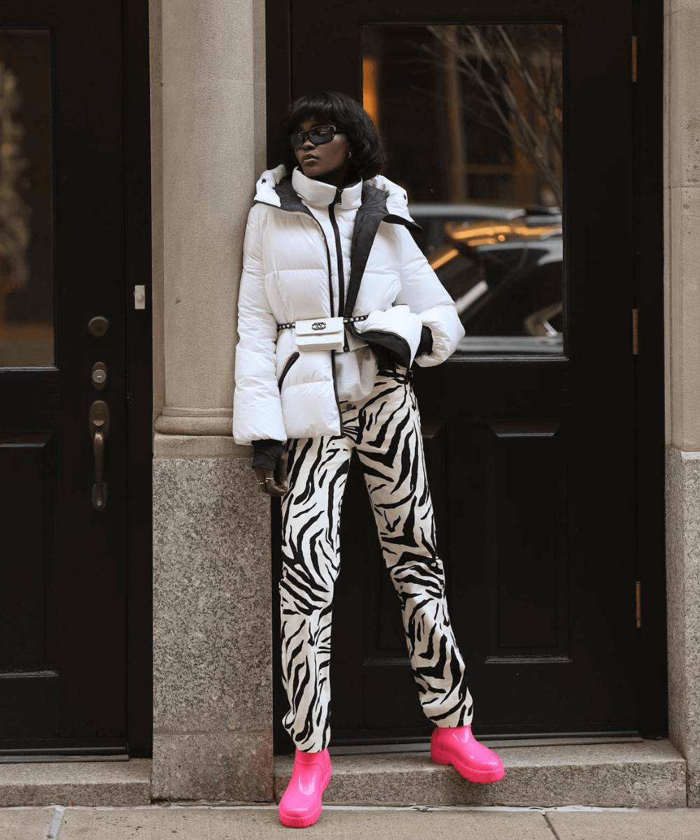 Amy Julliette Lefévre - puffer jacket com calça animal print e bota colorida - looks de inverno 2022 - Inverno 2022 - na rua - https://stealthelook.com.br