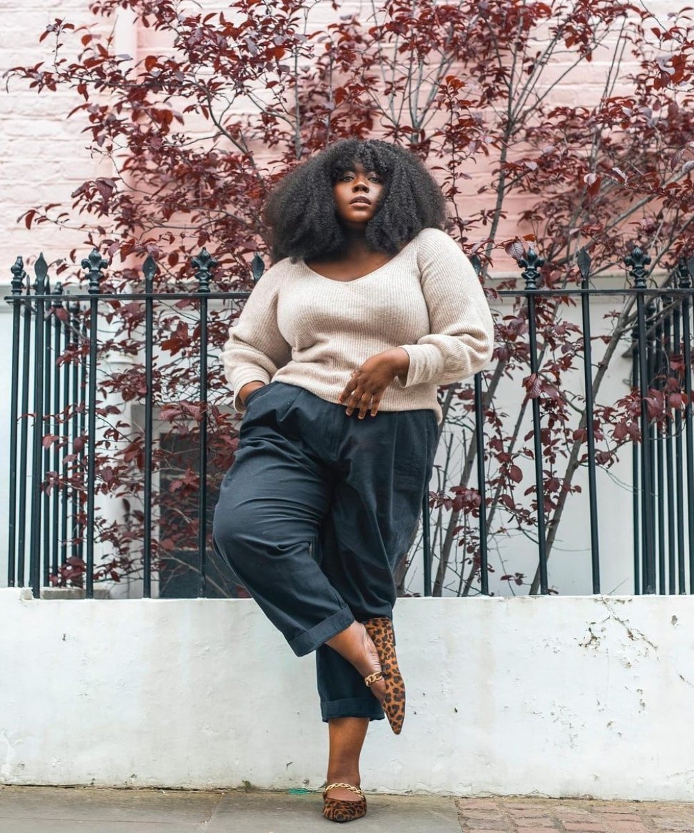 Stephanie Yeboah - calça preta, sapatilha de animal print e tricô bege - looks com sapatilha - Outono - em pé na rua - https://stealthelook.com.br